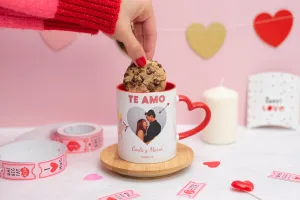 Taza de cerámica con el asa de corazón y el interior rojo. Personalizada con diseños de enamorados