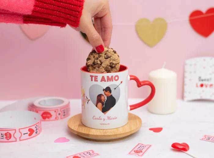 Taza de cerámica con el asa de corazón y el interior rojo. Personalizada con diseños de enamorados