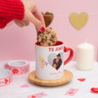 Taza de cerámica con el asa de corazón y el interior rojo. Personalizada con diseños de enamorados
