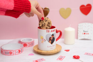 Taza de cerámica con el asa de corazón y el interior rojo. Personalizada con diseños de enamorados