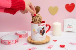 Taza de cerámica con el asa de corazón y el interior rojo. Personalizada con diseños de enamorados