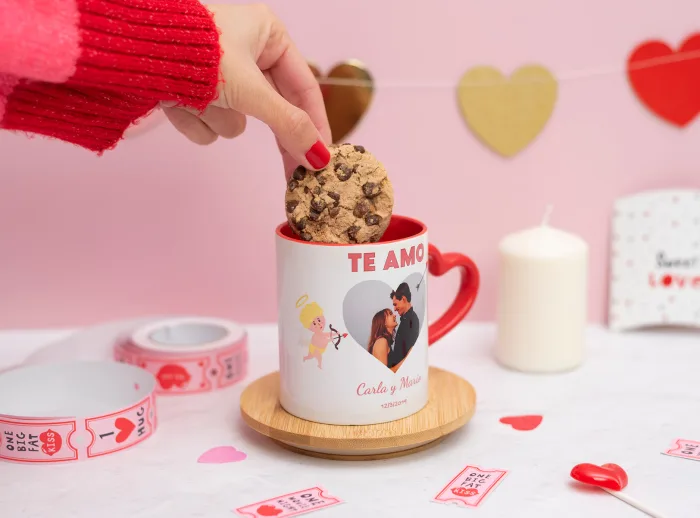 Taza de cerámica con el asa de corazón y el interior rojo. Personalizada con diseños de enamorados