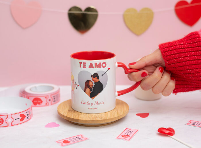 Taza de cerámica con el asa de corazón y el interior rojo. Personalizada con diseños de enamorados