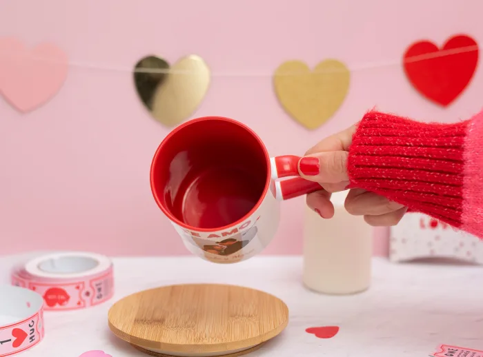 Taza de cerámica con el asa de corazón y el interior rojo. Personalizada con diseños de enamorados
