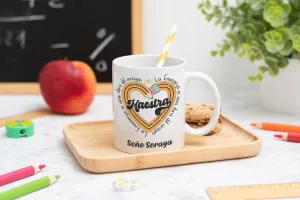 Taza personalizada con el texto ‘Maestra' y ‘La enseñanza es una obra del corazón', nombre de la profesora, curso y nombres de los niños en el reverso