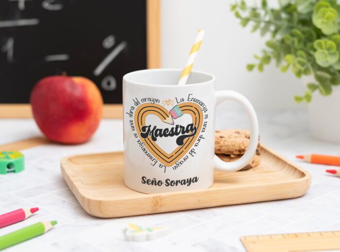 Taza 'La enseñanza es una obra del corazón' Taza personalizada con el texto ‘Maestra' y ‘La enseñanza es una obra del corazón', nombre de la profesora, curso y nombres de los niños en el reverso