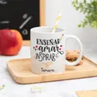 Taza personalizada con mensaje 'Enseñar, amar, inspirar', nombre del profesor, curso y nombres de los niños en el reverso