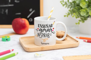 Taza personalizada con mensaje 'Enseñar, amar, inspirar', nombre del profesor, curso y nombres de los niños en el reverso