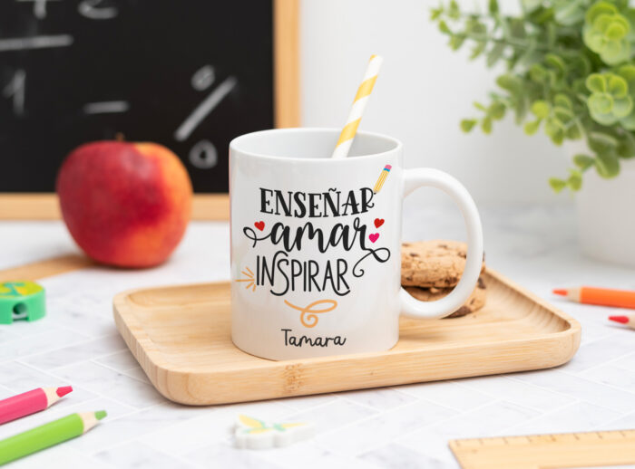 Taza 'Enseñar, amar, inspirar' Taza personalizada con mensaje 'Enseñar, amar, inspirar', nombre del profesor, curso y nombres de los niños en el reverso