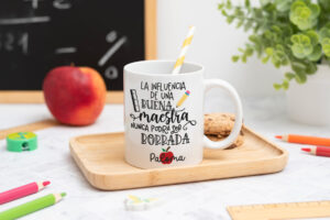 Taza personalizada con mensaje 'La influencia de una buena maestra nunca podrá ser borrada', nombre de la profesora, curso y nombres de los niños en el reverso