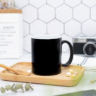 Taza en color negro que al verter un líquido caliente en el interior... ¡Sorpresa! el color negro desaparece gradualmente y deja ver tu foto favorita.