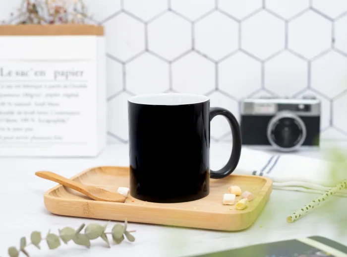 Taza en color negro que al verter un líquido caliente en el interior... ¡Sorpresa! el color negro desaparece gradualmente y deja ver tu foto favorita.