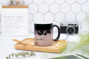 Taza en color negro que al verter un líquido caliente en el interior... ¡Sorpresa! el color negro desaparece gradualmente y deja ver tu foto favorita.