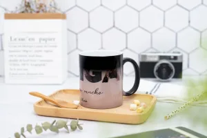 Taza en color negro que al verter un líquido caliente en el interior... ¡Sorpresa! el color negro desaparece gradualmente y deja ver tu foto favorita.