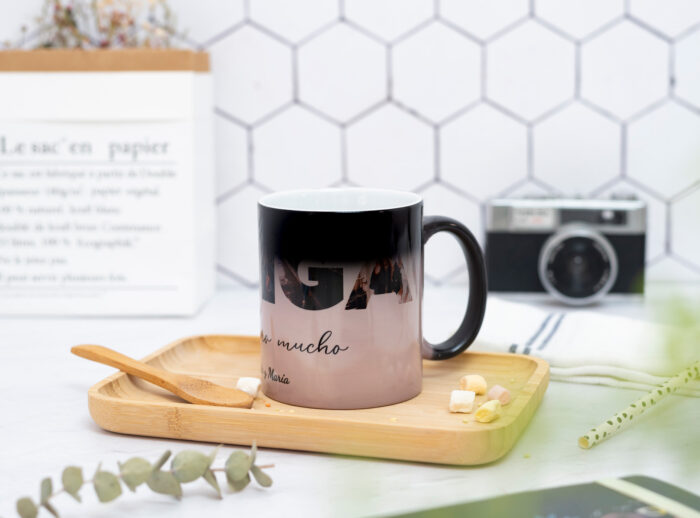 Taza en color negro que al verter un líquido caliente en el interior... ¡Sorpresa! el color negro desaparece gradualmente y deja ver tu foto favorita.