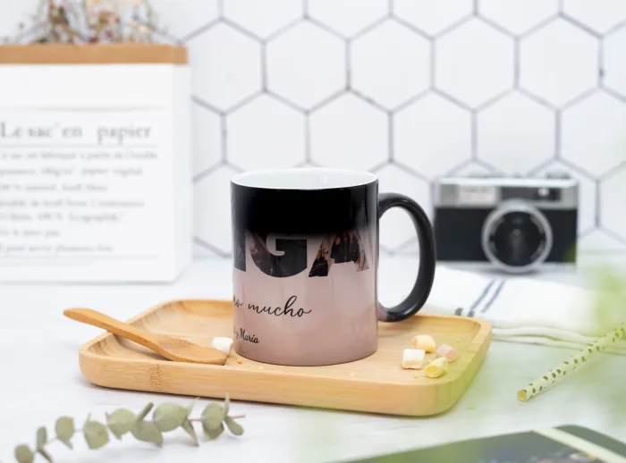 Taza en color negro que al verter un líquido caliente en el interior... ¡Sorpresa! el color negro desaparece gradualmente y deja ver tu foto favorita.