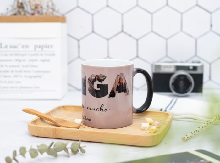 Taza en color negro que al verter un líquido caliente en el interior... ¡Sorpresa! el color negro desaparece gradualmente y deja ver tu foto favorita.