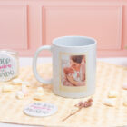 Taza de cerámica con interior blanco, personalizada con la frase "Mejor madre del mundo" y una foto.