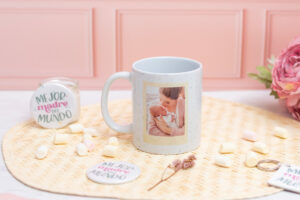 Taza de cerámica con interior blanco, personalizada con la frase "Mejor madre del mundo" y una foto.