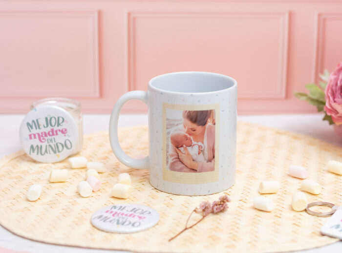 Taza de cerámica con interior blanco, personalizada con la frase "Mejor madre del mundo" y una foto.