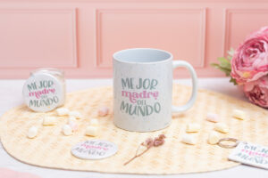 Taza de cerámica con interior blanco, personalizada con la frase "Mejor madre del mundo" y una foto.