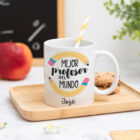 Taza personalizada con mensaje 'Mejor profesor del mundo', nombre del profesor, curso y nombres de los niños en el reverso