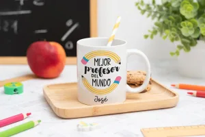 Taza personalizada con mensaje 'Mejor profesor del mundo', nombre del profesor, curso y nombres de los niños en el reverso