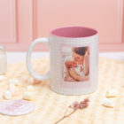 Taza de cerámica con interior blanco, personalizada con la frase "Mi madre es hermosa, valiente, buena, brillante, honesta" y una foto.