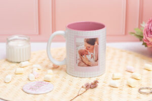 Taza de cerámica con interior blanco, personalizada con la frase "Mi madre es hermosa, valiente, buena, brillante, honesta" y una foto.