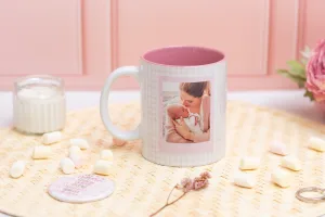 Taza de cerámica con interior blanco, personalizada con la frase "Mi madre es hermosa, valiente, buena, brillante, honesta" y una foto.