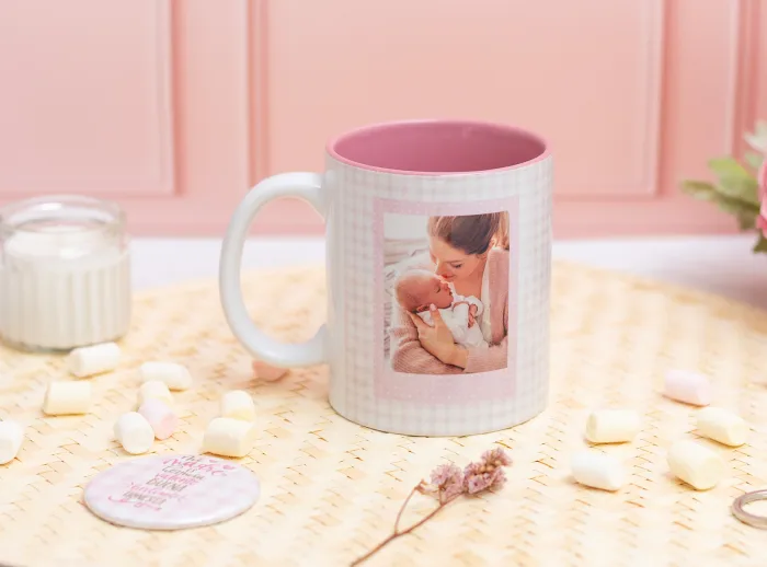 Taza de cerámica con interior blanco, personalizada con la frase "Mi madre es hermosa, valiente, buena, brillante, honesta" y una foto.