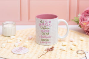 Taza de cerámica con interior blanco, personalizada con la frase "Mi madre es hermosa, valiente, buena, brillante, honesta" y una foto.