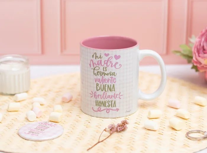 Taza de cerámica con interior blanco, personalizada con la frase "Mi madre es hermosa, valiente, buena, brillante, honesta" y una foto.