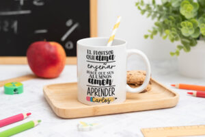 Taza personalizada con mensaje ‘El profesor que ama enseñar hace que sus alumnos amen aprender', nombre del profesor, curso y nombres de los niños en el reverso