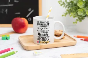 Taza personalizada con mensaje ‘El profesor que ama enseñar hace que sus alumnos amen aprender', nombre del profesor, curso y nombres de los niños en el reverso