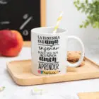 Taza personalizada con mensaje ‘La profesora que ama enseñar hace que sus alumnos amen aprender', nombre de la profesora, curso y nombres de los niños en el reverso