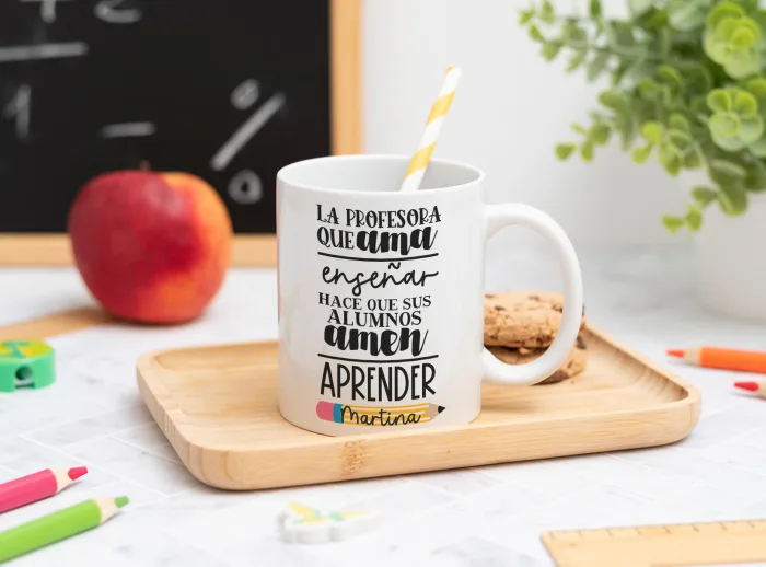 Taza personalizada con mensaje ‘La profesora que ama enseñar hace que sus alumnos amen aprender', nombre de la profesora, curso y nombres de los niños en el reverso