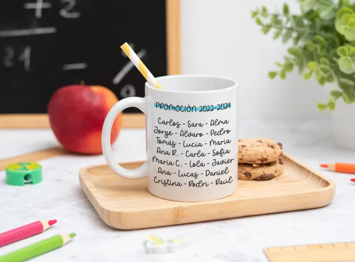 Taza personalizada para profesores con curso y nombres de los niños en el reverso