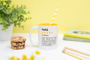 Taza personalizada amarilla con emotiva reseña para papá, nombre y foto.
