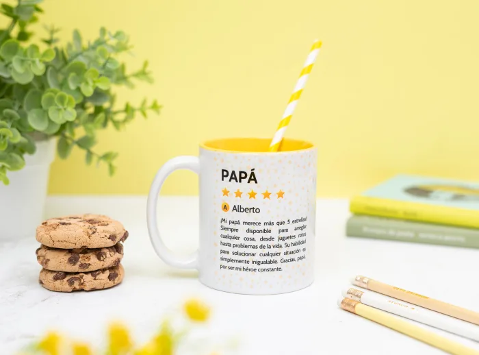 Taza personalizada amarilla con emotiva reseña para papá, nombre y foto.