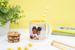 Taza reseña papá Taza personalizada amarilla con emotiva reseña para papá, nombre y foto.