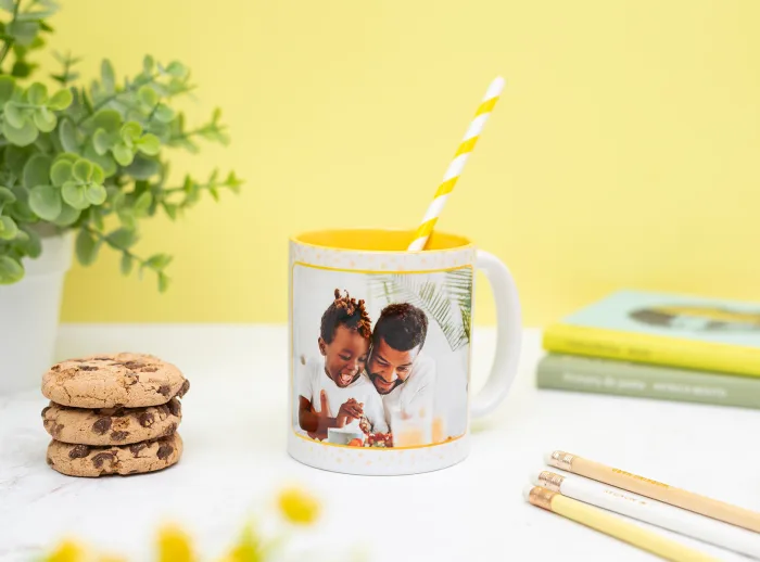 Taza personalizada amarilla con emotiva reseña para papá, nombre y foto.