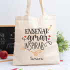 Tote bag personalizada con mensaje 'Enseñar, amar, inspirar', nombre de la profesora, curso y nombres de los niños en el reverso
