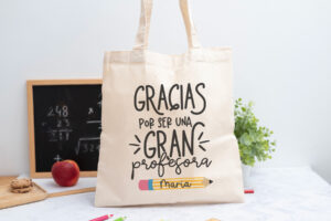 Tote bag personalizada con mensaje 'Gracias por ser una gran profesora', nombre de la profesora, curso y nombres de los niños en el reverso