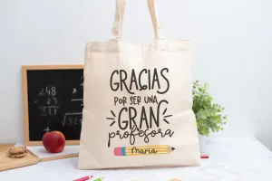 Tote bag personalizada con mensaje 'Gracias por ser una gran profesora', nombre de la profesora, curso y nombres de los niños en el reverso
