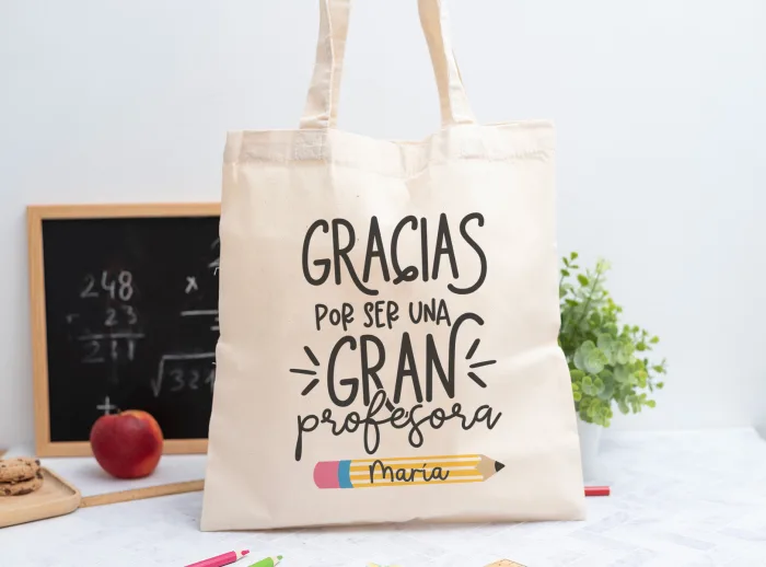 Tote bag personalizada con mensaje 'Gracias por ser una gran profesora', nombre de la profesora, curso y nombres de los niños en el reverso