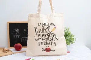 Tote bag personalizada con mensaje 'La influencia de una buena maestra nunca podrá ser borrada', nombre de la profesora, curso y nombres de los niños en el reverso