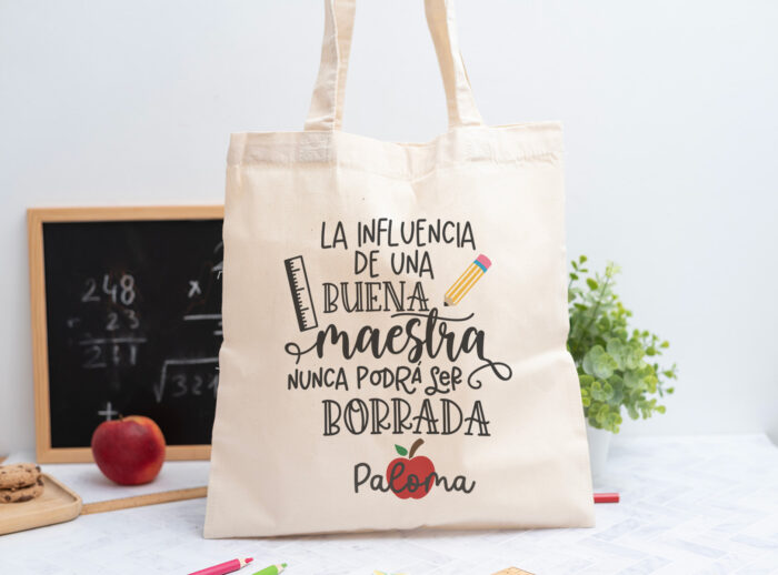 Tote bag personalizada con mensaje 'La influencia de una buena maestra nunca podrá ser borrada', nombre de la profesora, curso y nombres de los niños en el reverso