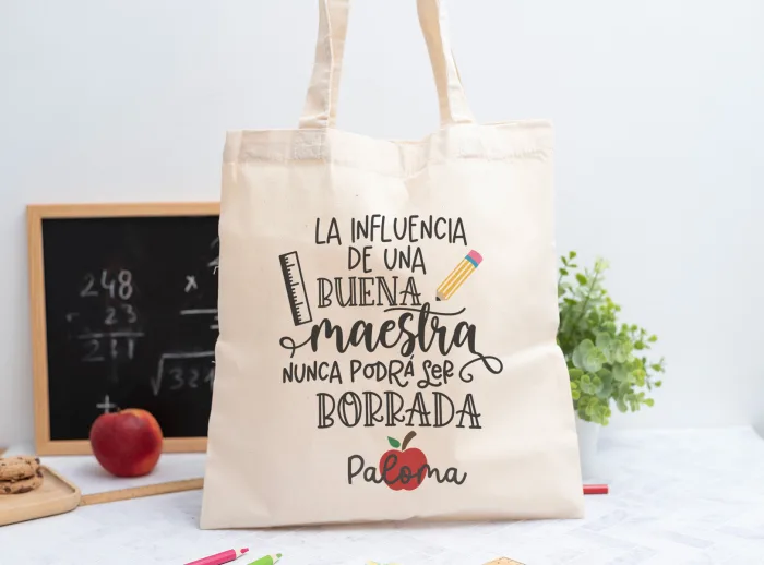 Tote bag personalizada con mensaje 'La influencia de una buena maestra nunca podrá ser borrada', nombre de la profesora, curso y nombres de los niños en el reverso