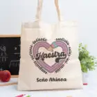 Tote bag personalizada con el texto Maestra y los adjetivos ‘Comprensiva, cariñosa, dedicada, confiable, cálida, leal y amable', nombre de la profesora, curso y nombres de los niños en el reverso